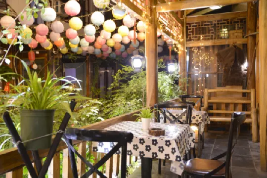 Just waiting for you inn (Tianmenshan Cableway Station English reception)