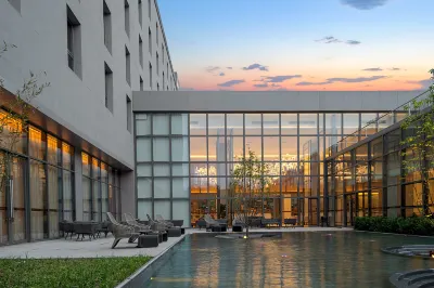 Beijing Beitou Taihu Performing Arts Hotel Отели рядом с достопримечательностью «Дун Ши Парк»