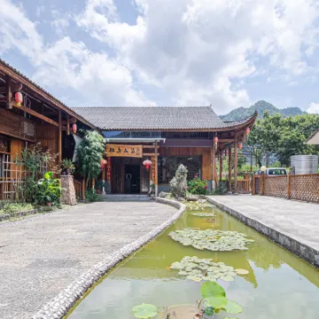 Zimu Villa (Zhangjiajie National Forest Park Zimugang Ticket Station) Hotels near Bailong Elevator