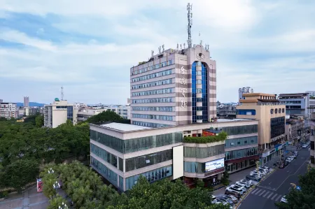 Jin E Hotel Отели рядом с достопримечательностью «Chuannan Normal College for Childhood Education»