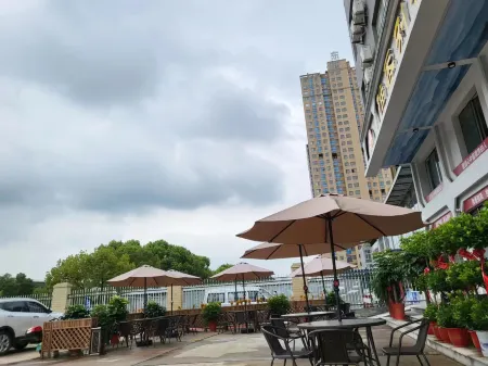 Shuai Guest Fashion Hotel (Huanggang Donghua Passenger Terminal) Отели рядом с достопримечательностью «Yi'ai Lake»