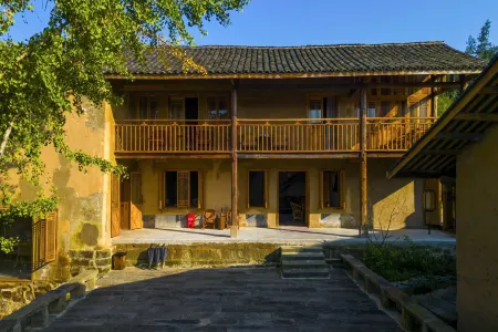 Saying Good-bye to Cambridge Again Отели в г. Шичжу-Туцзяский автономный уезд