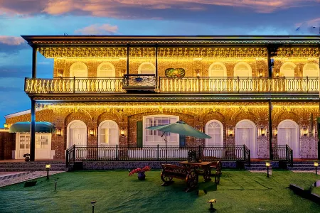 Yulia Russian Mansion (Harbin Railway Station Museum Subway Station) Отели рядом с достопримечательностью «Harbin Huaxia Institute of Computer Technology (Qianshan Road)»