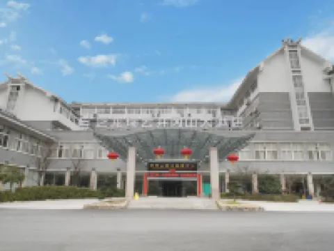 Elong R.YUN Hotel (Jinggangshan Tourist Service Center) Hotels near Longtan Scenic Area