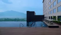 Kathmandu Marriott Hotel - สระว่ายน้ำบนดาดฟ้า