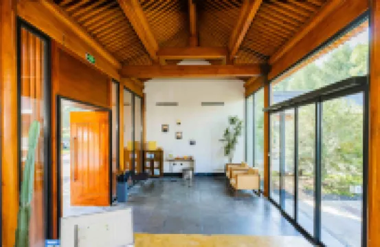 โรงแรม ฮอลิเดย์ เซียวทัง อี้เปียว น้ำพุร้อน