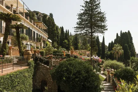 Grand Hotel Timeo, A Belmond Hotel, Taormina Отели рядом с достопримечательностью «Палаццо Корвайя»
