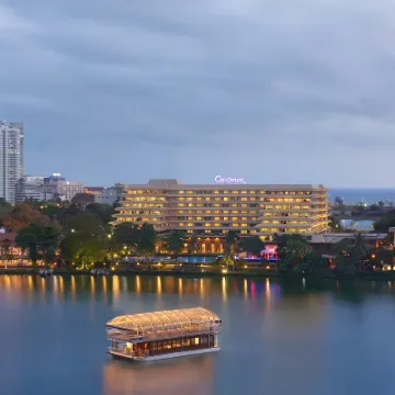 Cinnamon Lakeside Hotels near Gangaramaya Temple Colombo