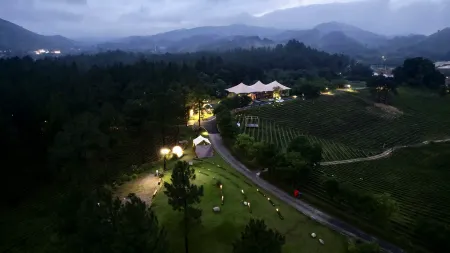 Anji Jiumu Songfeng Tent Hotel Отели рядом со станцией Anji Railway Station