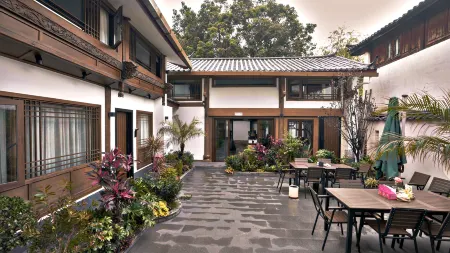 Inthemiddle ofthe courtyardtherearetenmembersoftheWabiSabi styledreamcityindependentcoffeehouse