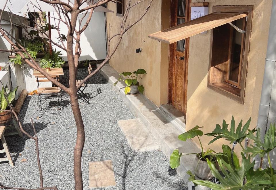 Twilight Stone의 깔끔하게 정돈된 침대와 객실 전경입니다.