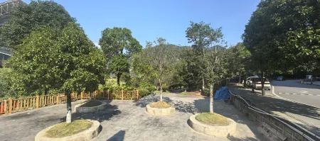 Xianghua Esports Hotel (Qiannan Normal University Wanda Plaza Branch) Отели в г. Дуюн