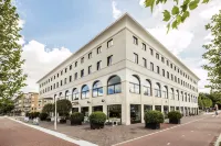 The July - Twenty Eight Hotel dekat Stichting Nemo