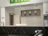 Hotel Holiday Hotel โรงแรมใกล้จัตุรัสรถไฟ