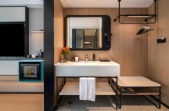 Golden Crown Borrman Hotel (Beihai Flagship Store)