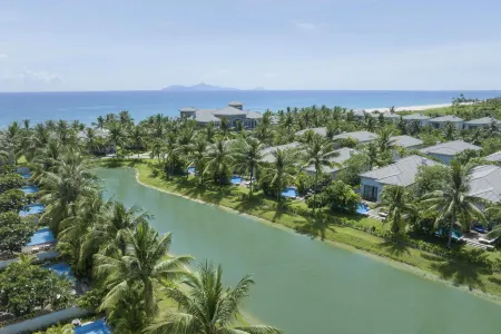 Danang Marriott Resort & Spa, Non Nuoc Beach Villas Отели рядом с достопримечательностью «Danang Architecture University»