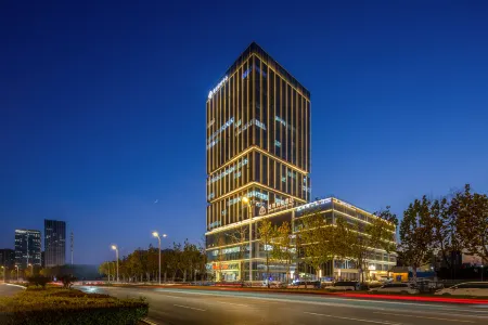 James Joyce ELITE Hotel (Shangqiu Wanda Plaza Jianye Headquarters Port) Отели рядом с достопримечательностью «Shangqiu Polytechnic (Shenhuo Avenue)»
