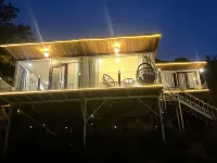 360° Panorama | Manxuege · Wild · Sunlit Golden Mountains · Snow Mountain View Boutique Inn ハバ雪山周辺のホテル