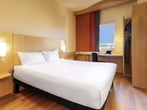 Ibis Madrid Calle Alcalá Hotels near Vicálvaro