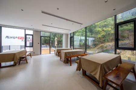 Floral Lux Hotel·Galaxy Valley Hotel Отели рядом с достопримечательностью «Haihuizhen»