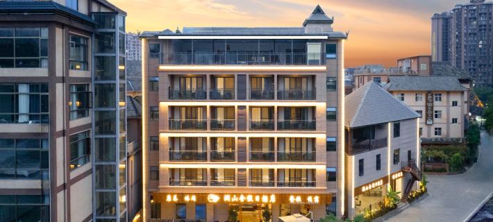 Lanshan She Holiday Hotel (Xishuangbanna Jinghong Menglong Dafosi Manhe Na Scenic Area Branch) Hotel di Jinghong
