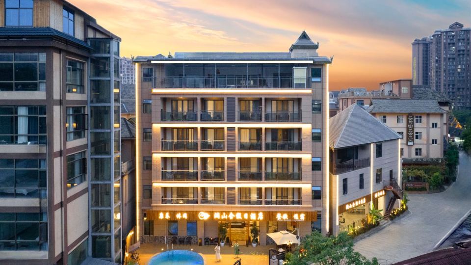 Lanshan She Holiday Hotel (Xishuangbanna Jinghong Menglong Dafosi Manhe Na Scenic Area Branch)