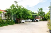Kampot Sweet Boutique - parking