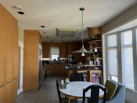 Sunward Coast · Westside Homestay Отели рядом с достопримечательностью «Дэвид Томпсон Секондари Скул»