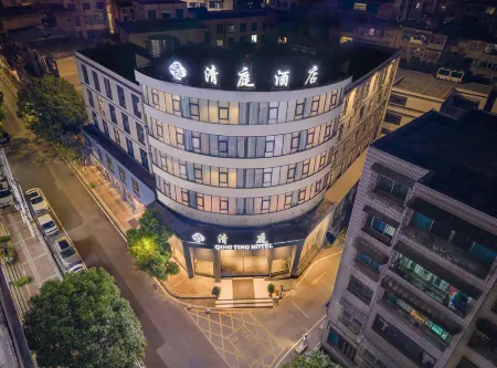 Qingting Hotel (Liupanshui People Square Railway Station) Отели рядом с достопримечательностью «Bijiashan Park»