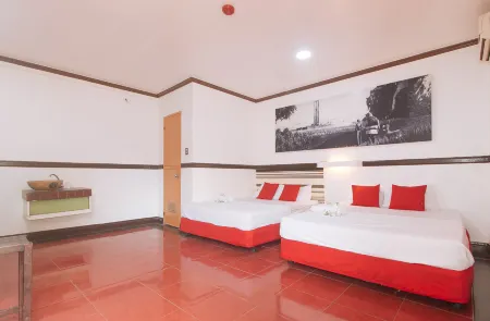 Max Travellers Inn by RedDoorz