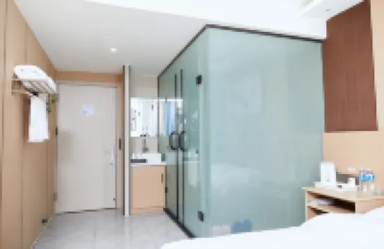 Ease Hotel (Xining Railway Station Xinqian International Plaza)