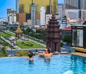 Phnom Penh 51 Hotel & Residences = พนมเปญ 51 โฮเทล แอนด์ เรสซิเดนซ์ - สระว่ายน้ำแบบอินฟินิตี้