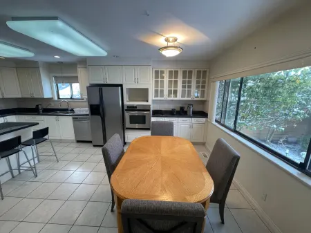 Sunshine Bay · Westside Homestay Отели рядом с достопримечательностью «Дэвид Томпсон Секондари Скул»