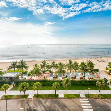 Signature Beachfront Hotel, a brand of Modern Village Lifestyle Отели рядом с достопримечательностью «Son Tra Penisula»