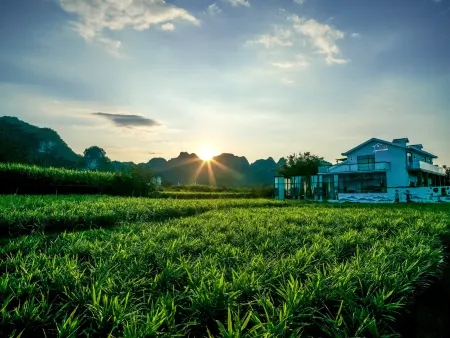 Xingyi Pinfengmingshuwanfeng Отели рядом с достопримечательностью «Fenglin Buyi Scenic Area»