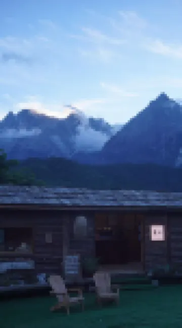 Snownest Tent Art Bed and Breakfast