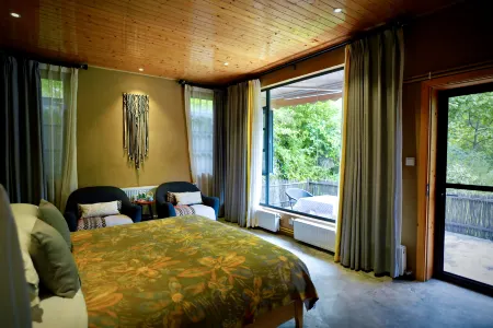 Pingwu Huajian Banshan Homestay Отели рядом с достопримечательностью «Plum Garden, Plum Forest, Pingtong Town»