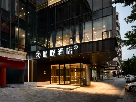 Starway Hotel (Foshan Xiqiao Mountain Guangdong Eternal Love Scenic Area) Отели рядом с достопримечательностью «Xiqiao Wong Tai Sin Temple Scenic Area»