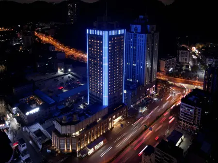 Howard Johnson Tianyi Hotel Guizhou (Guiyang North Railway Station Qianlingshan Park) Отели рядом с достопримечательностью «Qianling Mountain Zoo»