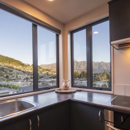 Central Home | Lake Views | 3 Bedrooms | WIFI