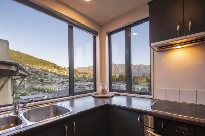 Central Home | Lake Views | 3 Bedrooms | WIFI Hotels in 