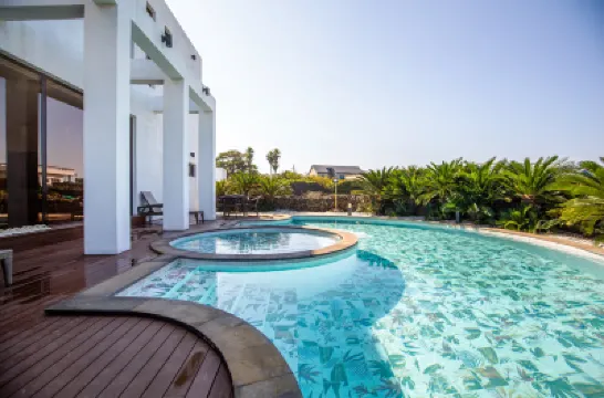 Libentia Hotel & Pool Villa Hotel dekat Kebun Binatang Raon