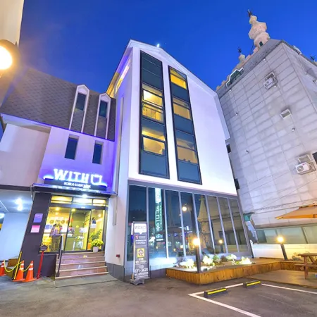 With U Hotel & Guesthouse Отели рядом с достопримечательностью «Пляж Сокчхо»
