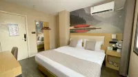 Lanwan Holiday Hotel (Banqiao Subway Station Wuyue Plaza)