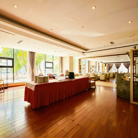 Royale Celebrity Hotel