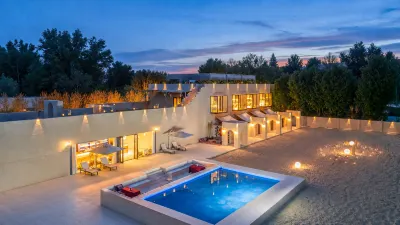 Dunhuang Molan CLUB Resort (Mingsha Mountain & Crescent Moon Spring Branch) Hotels in 