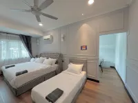 PJ Landed Homestay 22 Pax - Karaoke & PS5 - 10 Cars - 15 min to Mid Valley - Pet friendly
