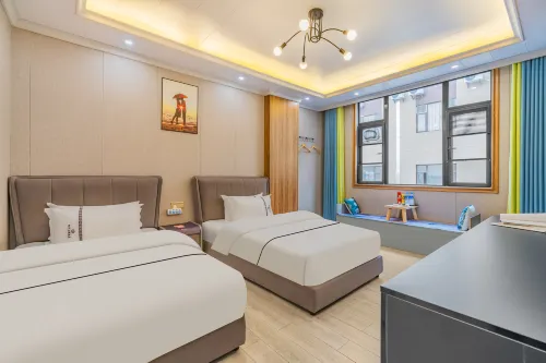 Zhiluo Theme Hotel (Songming Yanglin University Town Business School)