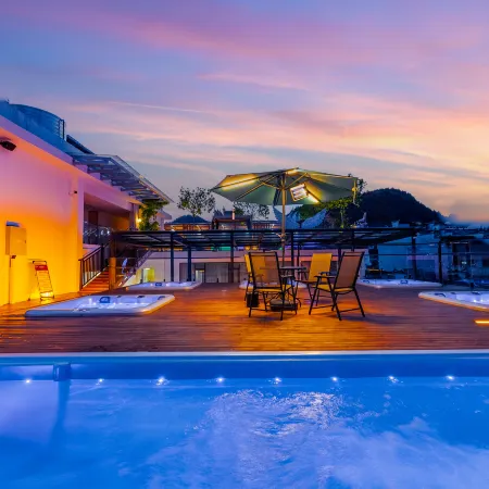 12C · Stream & Mountain View Courtyard Hot Spring Pool Resort (Furong Ancient Town Branch)