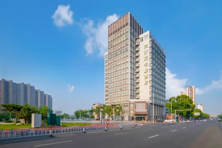 Anqing Wuyue Plaza Maison New Century Hotel Отели рядом с достопримечательностью «Zhao Puchu Former Residence»